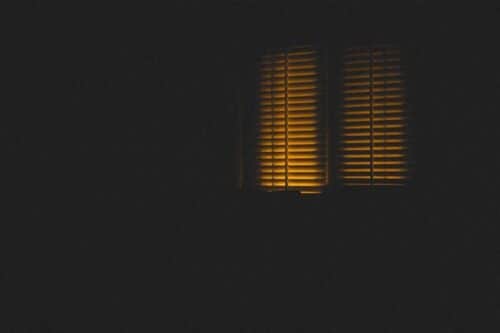 fechar as persianas: uma solução eficaz contra o calor e para aliviar sua conta de ar condicionado