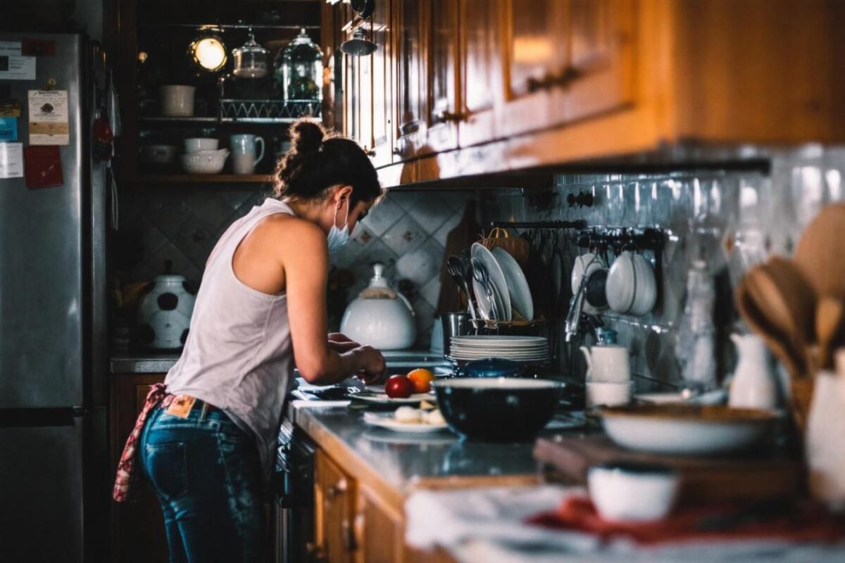 hand washing dishes or using a dishwasher: which is the more economical choice?