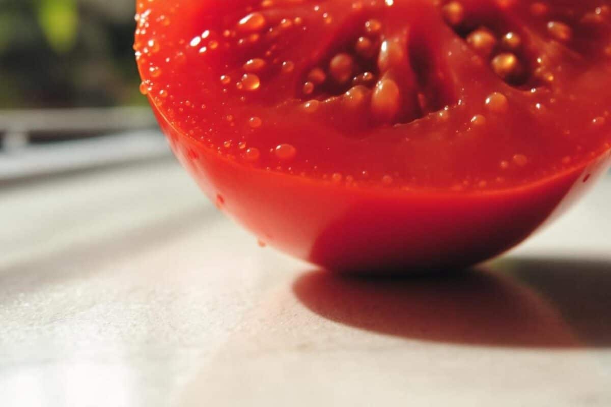 How can tomato miraculously cure your acne?