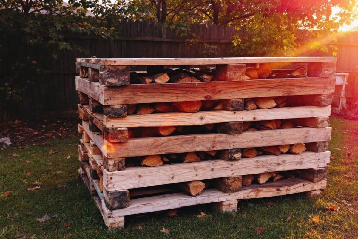 Le bois de palette : un choix judicieux pour alimenter cheminées et poêles ?