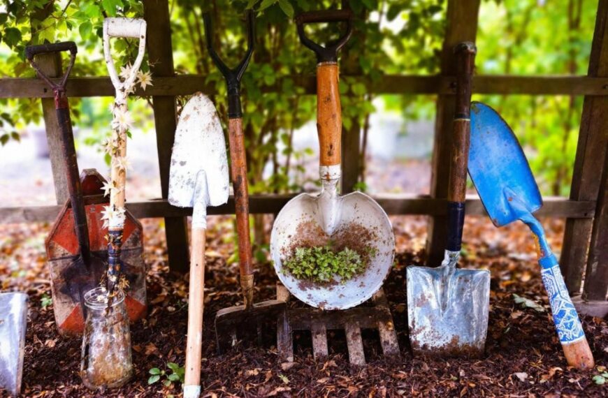 Transformar los objetos olvidados en herramientas de jardín: una segunda vida para sus desechos domésticos